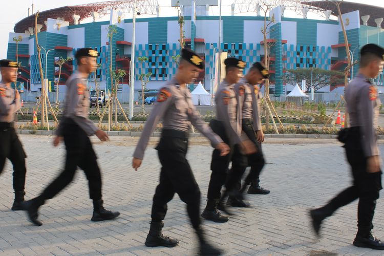 Jelang berlangsungnya Piala Dunia U17 2023 Indonesia, sejumlah petugas keamanan sedang berjalan menyusuri halaman Stadion Gelora Bung Tomo Surabaya, Jawa Timur, Selasa (7/10/2023) sore.