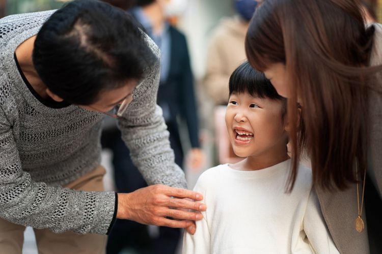 Ketika anak ditegur guru karena melanggar aturan sekolah, orangtua perlu bersikap bijak. Simak panduan psikolog berikut ini. 