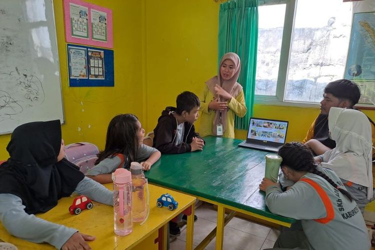 Keberhasilan pendidikan berwawasan lingkungan di SKh Aditiya Silih Asih mendapatkan apresiasi dari Dinas Lingkungan Hidup dan Kehutanan (LHK) Banten. Sekolah ini meraih predikat sebagai Sekolah Adiwiyata 2024 tingkat Provinsi Banten. 