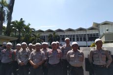 Hadapi Pendemo, Polisi di Jember Pakai Peci Putih