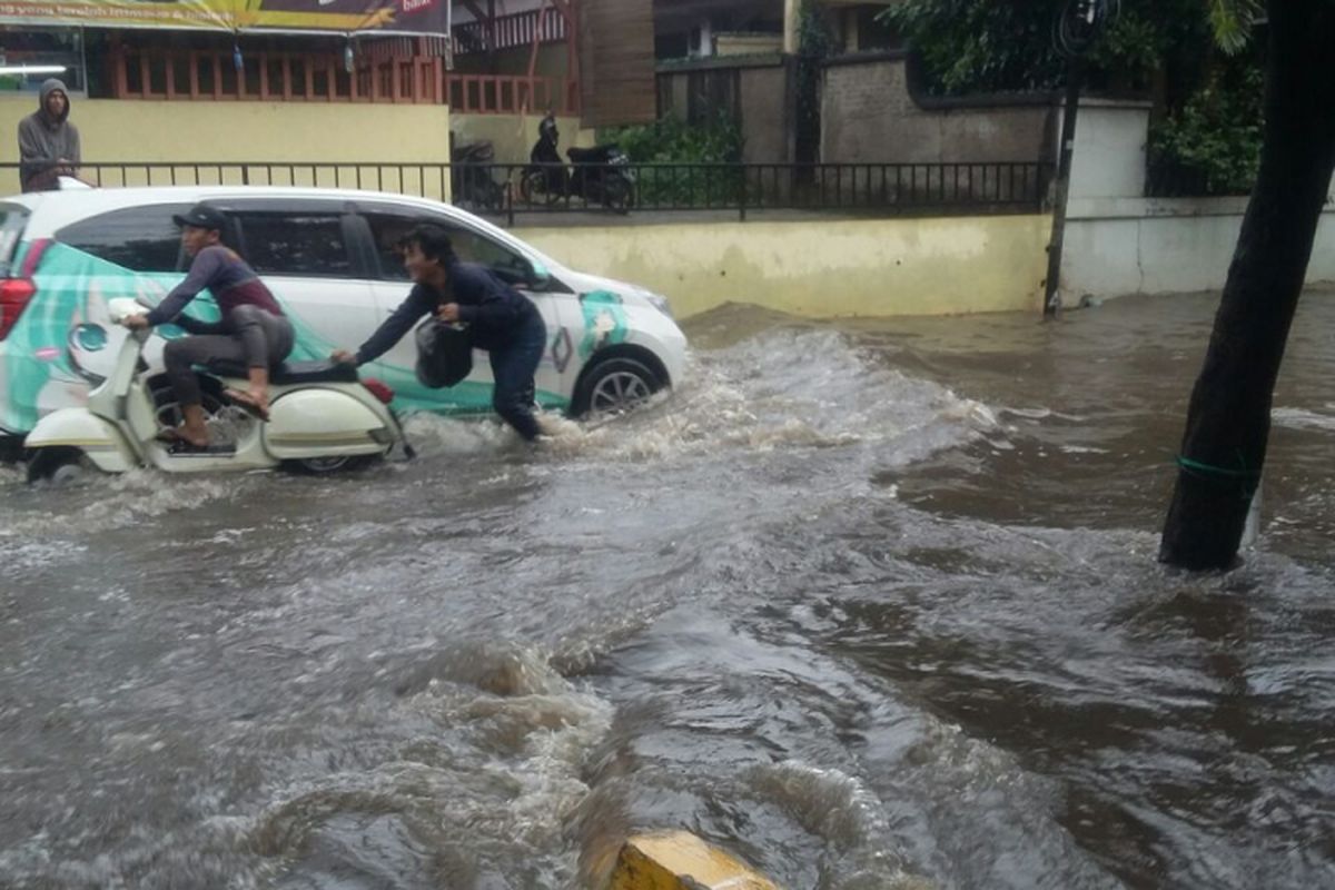 Banjir di Pesanggrahan, Jakarta Selatan akibat hujan deras pada Jumat (17/3/2017).