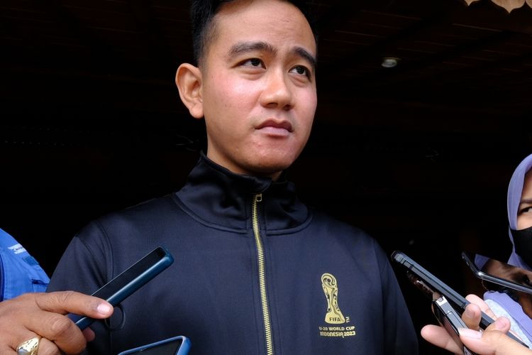 Wali Kota Solo Gibran Rakabuming Raka gunakan jaket merchandise Piala Dunia U20 2023 di Indonesia, saat di DPRD Solo, Rabu (29/3/2023).