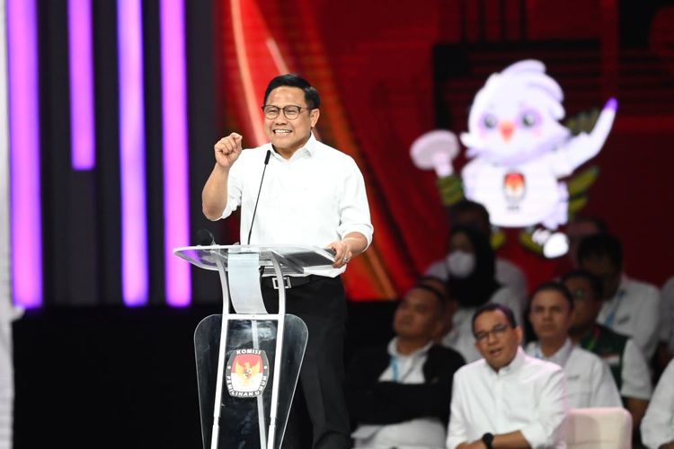 Cawapres nomor urut 1 Muhaimin Iskandar menyampaikan pandangannya saat Debat Keempat Pilpres 2024 di Jakarta Convention Center (JCC), Jakarta, Minggu (21/1/2024). Debat Keempat Pilpres 2024 mengangkat tema terkait pembangunan berkelanjutan, sumber daya alam, lingkungan hidup, energi, pangan, agraria, masyarakat adat dan desa. 