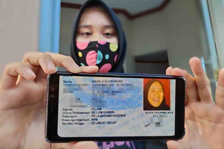 Nadila Suhendar (19), pemilik KTP berfoto tertawa akhirnya memiliki KTP baru dengan foto serius saat ditemui di rumahnya Jalan RE Martadinata, Kota Tasikmalaya, Selasa (15/12/2020).
