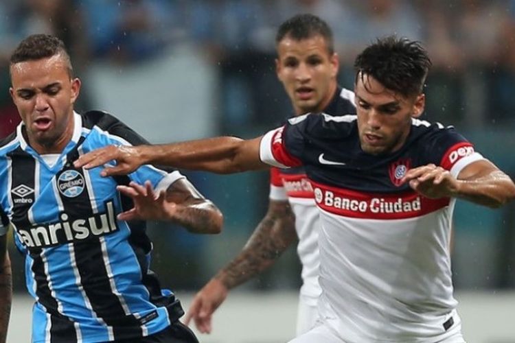 Luan Vieira (kiri), ketika membela Gremio vs San Lorenzo di Copa Libertadores 2016, di Stadion Arena do Gremio, Porto Alegre, (9/3/2016).