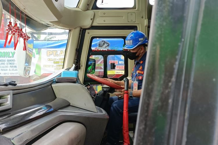 Petugas penguji kendaraan bus AKAP dari Dishub Kota Bekasi saat melakukan inspeksi keselamatan kendaraan di Terminal Induk Kota Bekasi, Rabu (7/12/2022). Pengecekan bus dilakukan untuk menyambut libur Nataru tahun 2022.