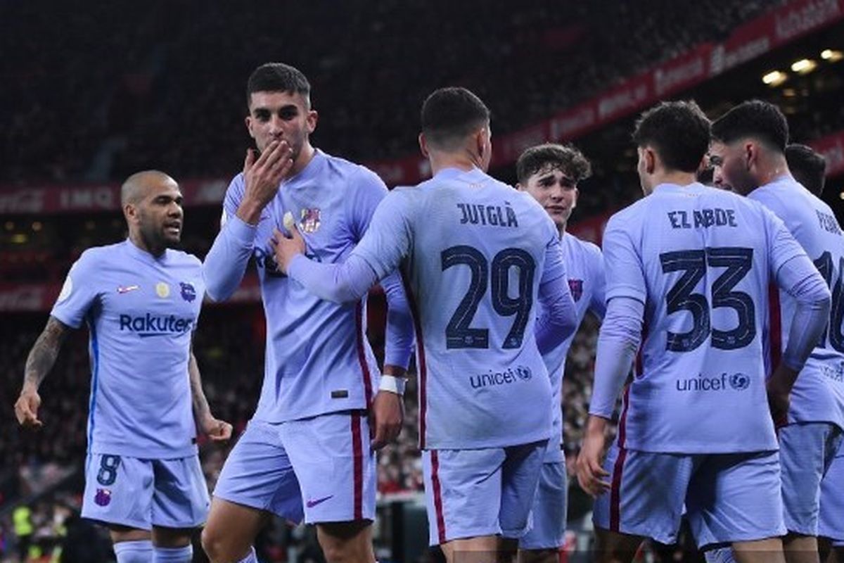 Penyerang Barcelona, Ferran Torres, merayakan gol bersama rekan setim seusai mencetak gol dalam pertandingan babak 16 besar Copa del Rey antara Athletic Bilbao vs Barcelona di Stadion San Mames, Kamis (20/1/2021) atau Jumat dini hari WIB.
