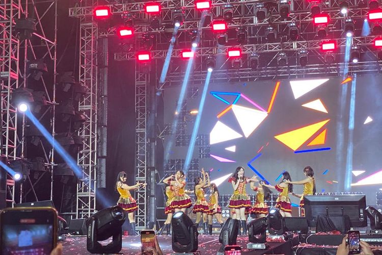 Girl group JKT48 saat tampil di Life Fest 2023, di Parkir Timur Senayan, Jakarta Pusat pada Sabtu (25/2/2023).