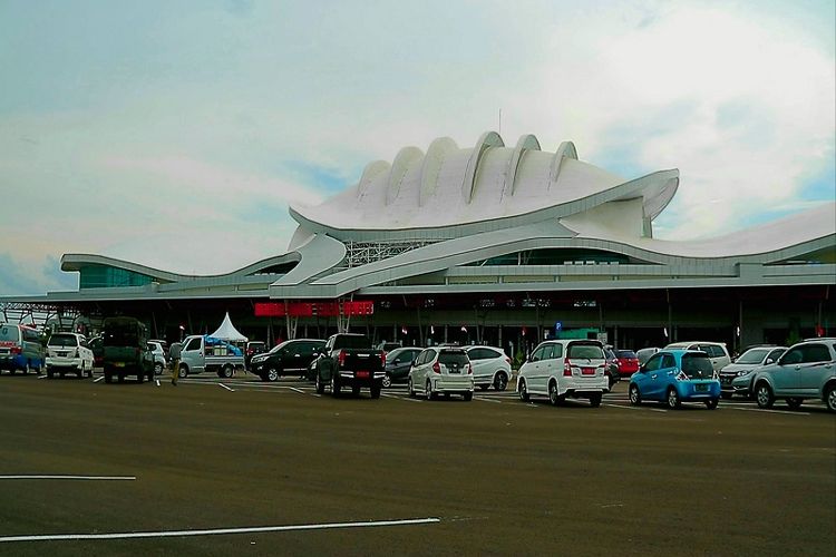 Presiden Joko Widodo menyempatkan untuk bertemu langsung dengan warga yang hadir saat peresmian Terminal Bandar Udara baru di Palangkaraya.