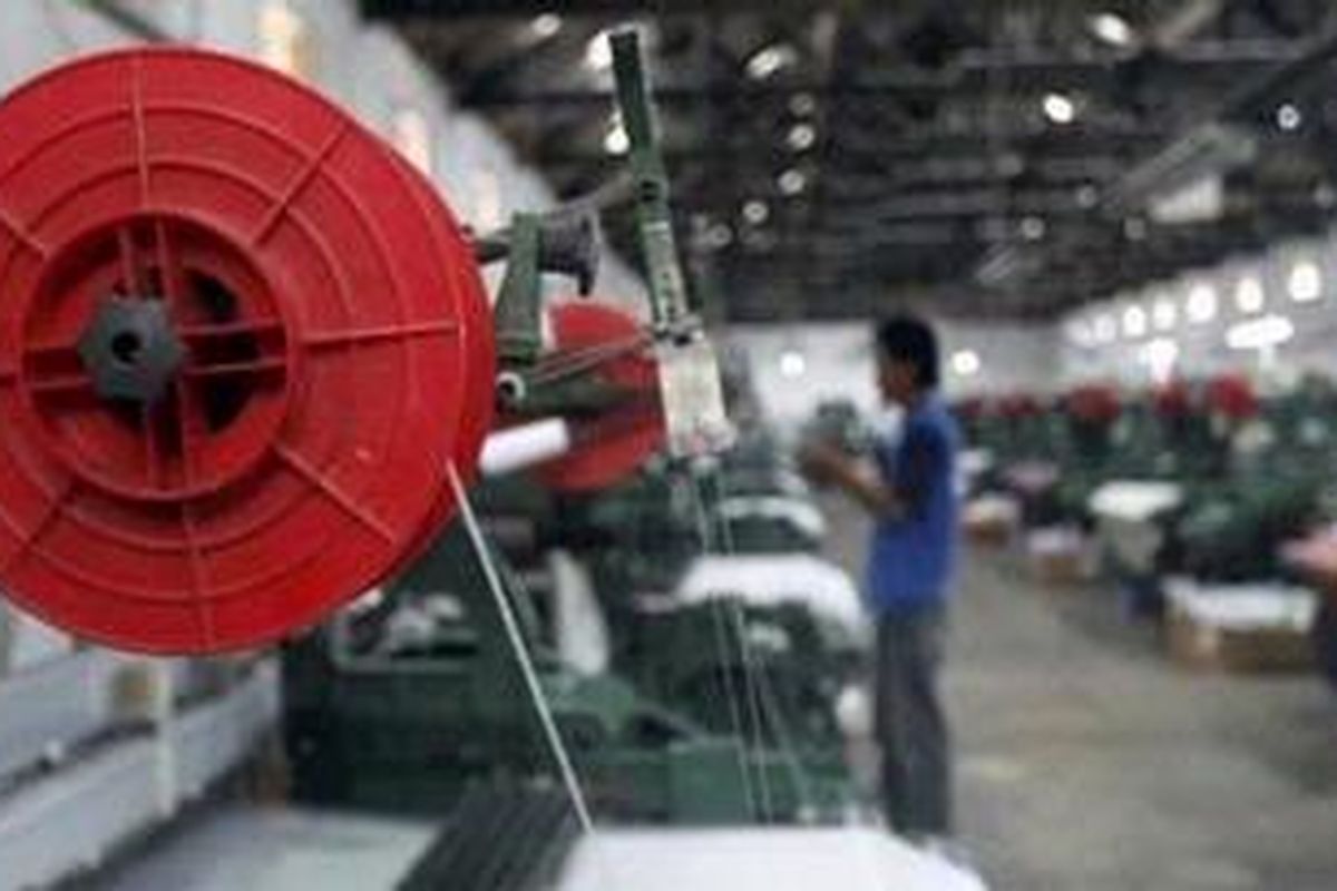 Alat tenun mesin jenis Rapier di pabrik tekstil menengah CV Sandang Makmur, Kecamatan Majalaya, Bandung Selatan, Jawa Barat, Selasa (22/3/2011). Dalam sehari pabrik ini mampu menghasilkan kain sepanjang 90-100 meter x 155 cm untuk mesin jenis shuttle dan 125-130 meter x 155 cm untuk mesin tenun jenis rapier.