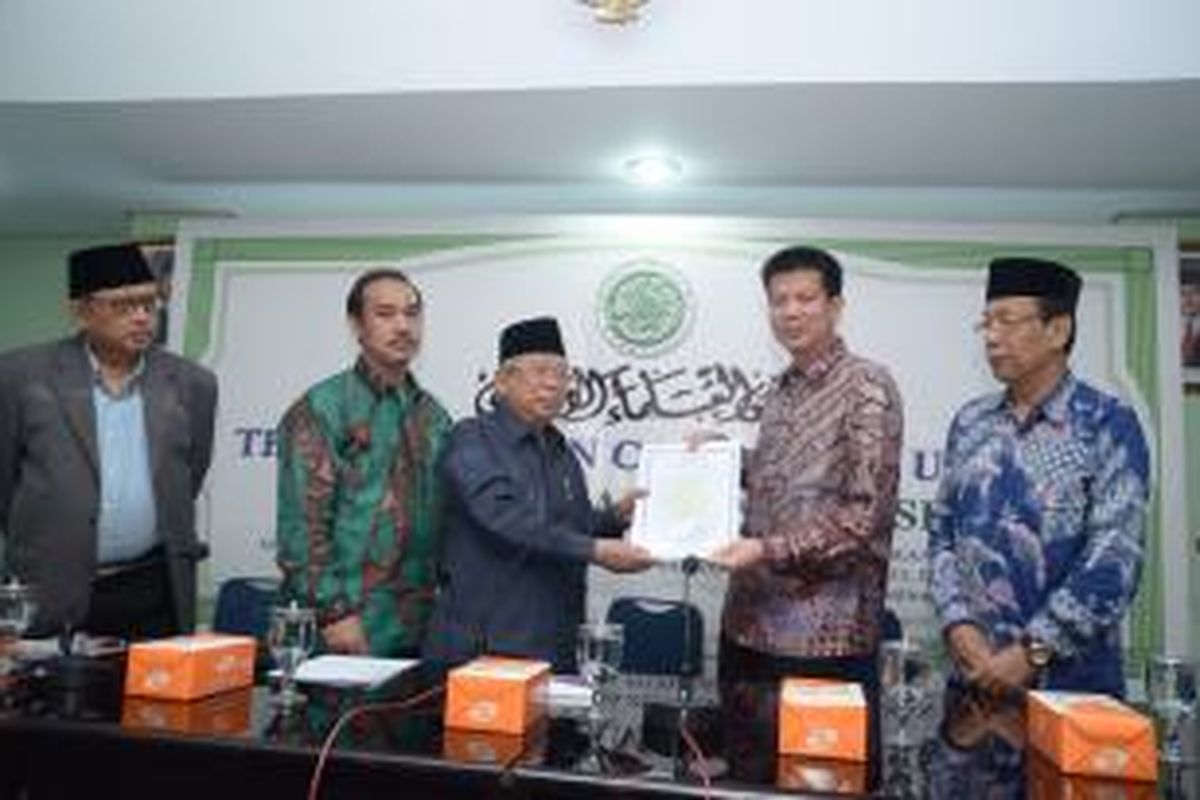 Pimpinana Solaria Aliuyanto menerima sertifikat halal dari ketua MUI KH Ma'ruf Amin.
