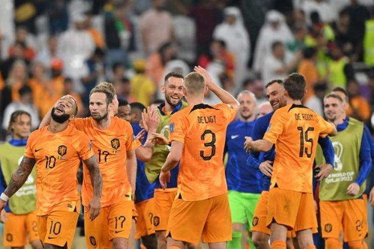 Para pemain timnas Belanda merayakan kemenangan pada laga pertama fase grup Piala Dunia 2022 kontra Senegal, 21 November 2022. Selanjutnya, Belanda akan melawan tuan rumah Qatar pada matchday terakhir Grup A. Laga Belanda vs Qatar dijadwalkan berlangsung di Stadion Al Bayt pada Selasa (29/11/2022) mulai pukul 22.00 WIB.