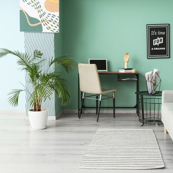 Ilustrasi ruang kerja dengan warna cat hijau. 