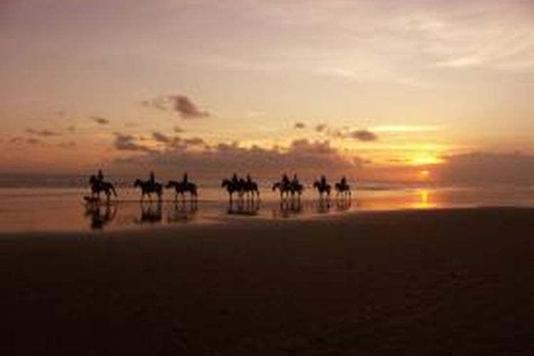 Berkuda di Pantai Gangga, Tabanan, Bali. 