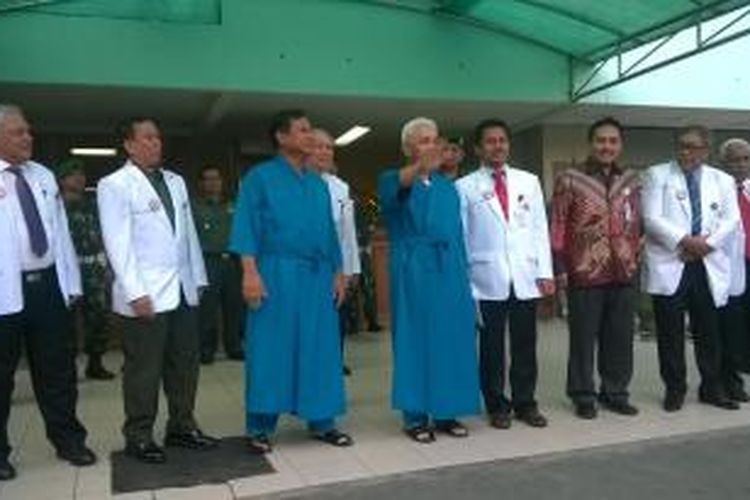 Bakal calon presiden dan wakil presiden dari poros Gerindra, Prabowo Subianto dan Hatta Rajasa, bersiap menjalani tes kesehatan di RSPAD Gatot Soebroto, Jakarta, Jumat (23/5/2014). 