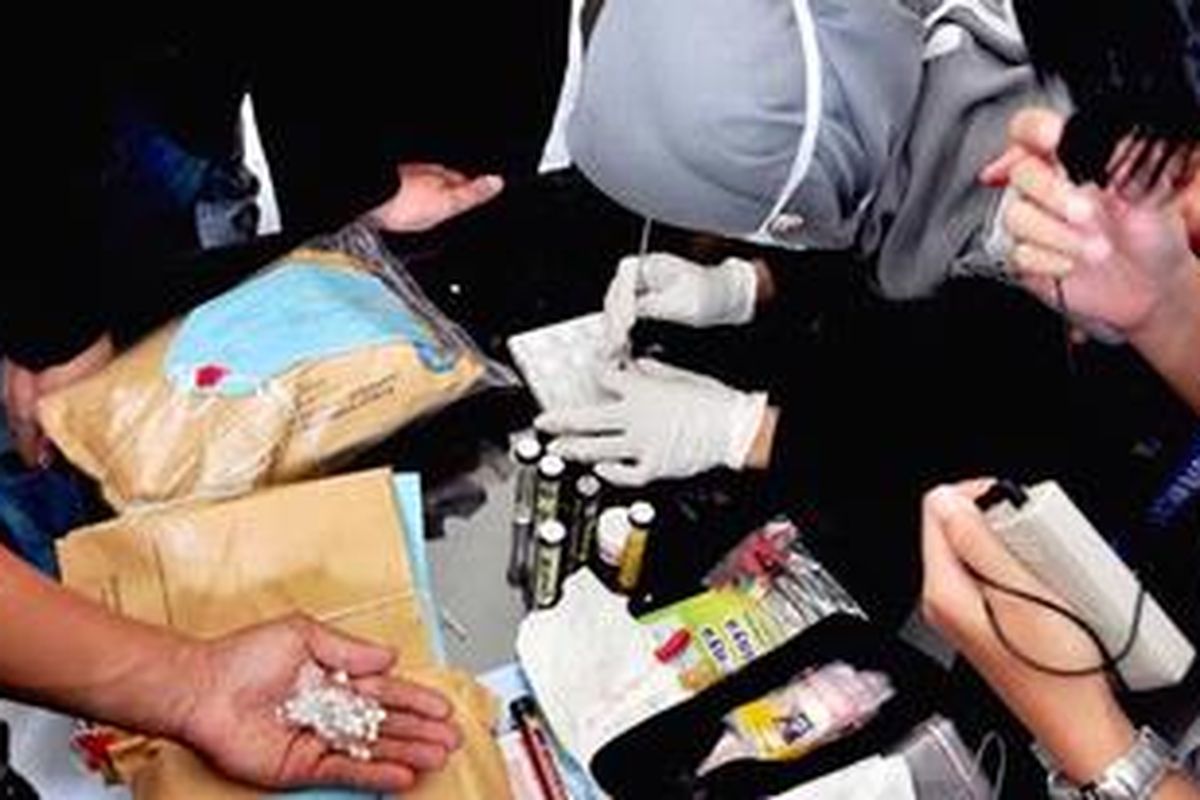 Tim Badan Narkotika Nasional (BNN) melakukan tes barang bukti narkotika  golongan satu yang diselundupkan dari Belanda. Narkotika yang terdiri dari ganja kering seberat 1.190 gr, kokain 222,4 gr, dan ekstasi 39 butir atau setara dengan  9,5 gr dimusnahkan di kantor BNN, Jakarta, Kamis (7/6/2012). 