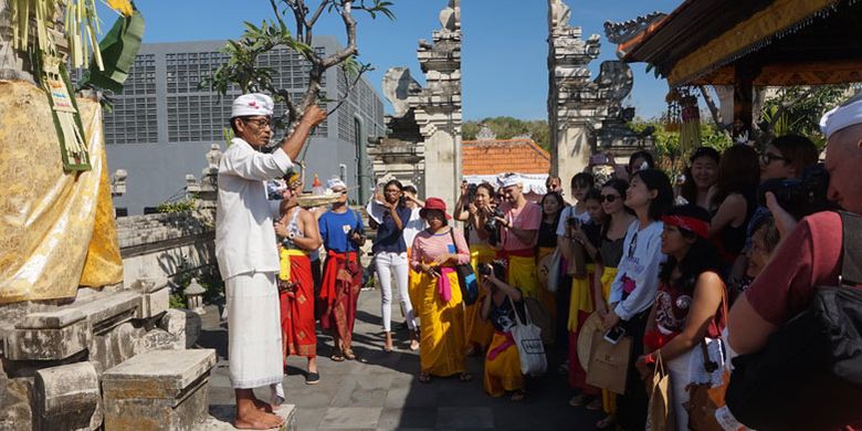 Upacara adat Bali di Pura yang berada di lingkungan Renaissance Bali Uluwatu Resort & Spa, Selasa (5/6/2018).