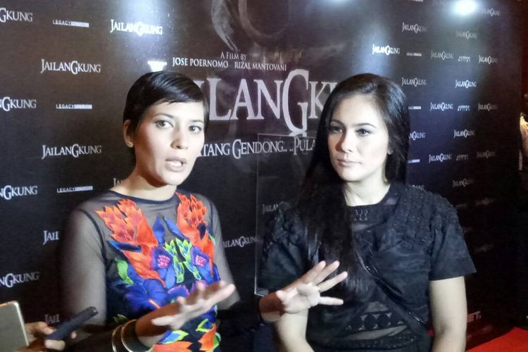 Hannah Al Rashid dan Wulan Guritno diabadikan usai Screening film Jailangkung di XXI Plaza Senayan, Senin (19/6/2017).