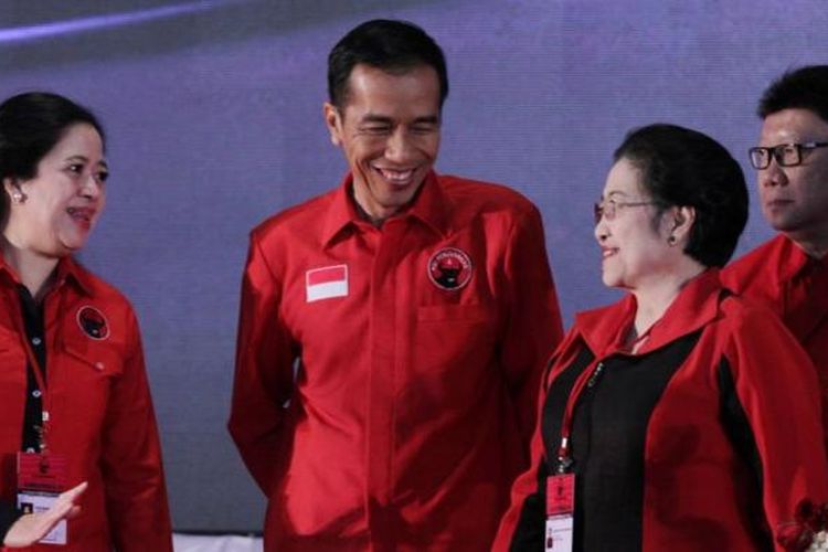 Presiden terpilih, Joko Widodo (dua kiri) berbincang dengan Ketua Umum DPP Partai Demokrasi Indonesia Perjuangan (PDIP), Megawati Soekarnoputri (dua kanan) dan Ketua Badan Pemenangan Pemilu PDIP, Puan Maharani (kiri) serta Sekjen PDIP, Tjahjo Kumolo saat pembukaan Rapat Kerja Nasional (Rakernas) IV PDIP di Marina Convention Center (MCC), Kota Semarang, Jawa Tengah, Jumat (19/9/2014). Rakernas yang dihadiri presiden dan wakil presiden terpilih, Joko Widodo dan Jusuf Kalla (Jokowi-JK) serta sejumlah ketua partai koalisi ini mengusung tema Berjuang untuk Kesejahteraan Rakyat.