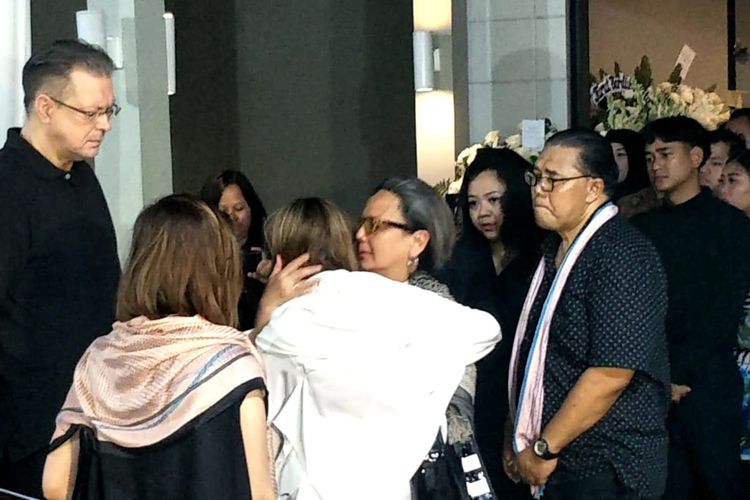 Aktris senior Christine Hakim mencium kening Bunga Citra Lestari saat di rumah duka, di kawasan Pejaten, Jakarta Selatan, Selasa (18/2/2020).