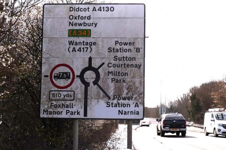 Papan di Didcot, Inggris ini secara nyeleneh mengarahkan pengemudinya ke arah Narnia. Dewan kota menganggap papan penunjuk jalan itu dirusak oleh aksi vandalisme.