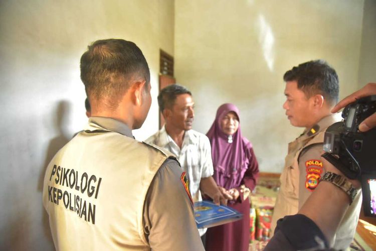 Tim Polda Lampung memberikan trauma healing kepada keluarga korban pemuda yang tewas ditembak sindikat pencuri ternak, Jumat (11/2/2023).