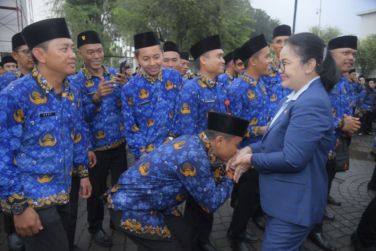 Wali Kota Semarang, Agustina melantik 2.324 Pegawai Pemerintah PPPK dan 4 pejabat fungsional dokter ahli utama di Halaman Balai Kota Semarang (25/4/2025).