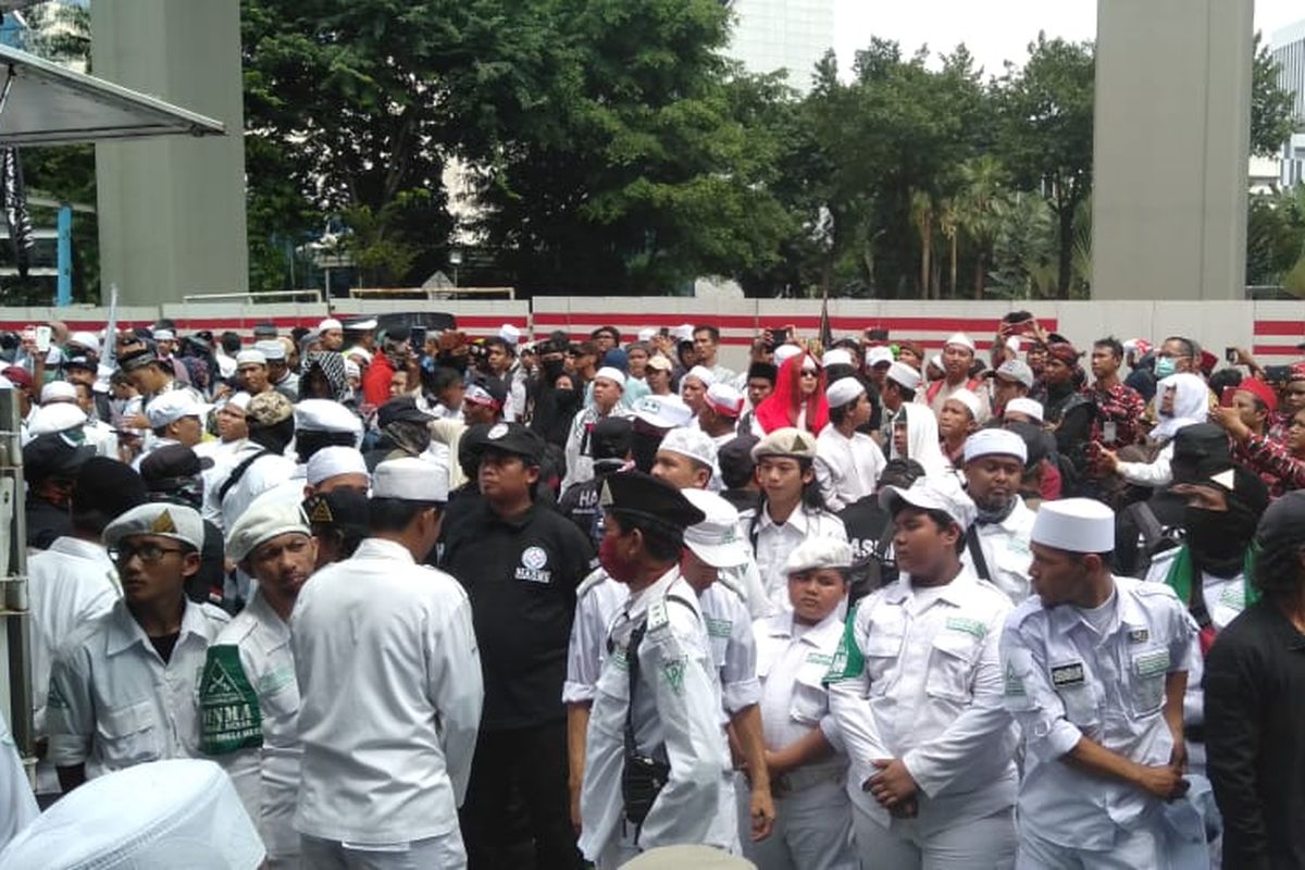 Massa menggelar aksi di depan gedung Kedutaan Besar India, Jakarta, Jumat (6/3/2020).