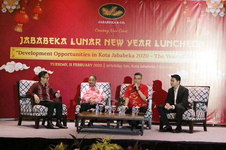 Menteri Pariwisata 2014-2019 Arief Yahya (kedua dari kiri), Ketua Umum Hippindo Budihardjo Iduansyah, dan Presiden Direktur Jababeka Residence Sutedja S. Darmono saat business gathering sekaligus perayaan tahun baru Imlek Jababeka di Hotel Holiday Inn, Jababeka, Selasa (11/2/2020).