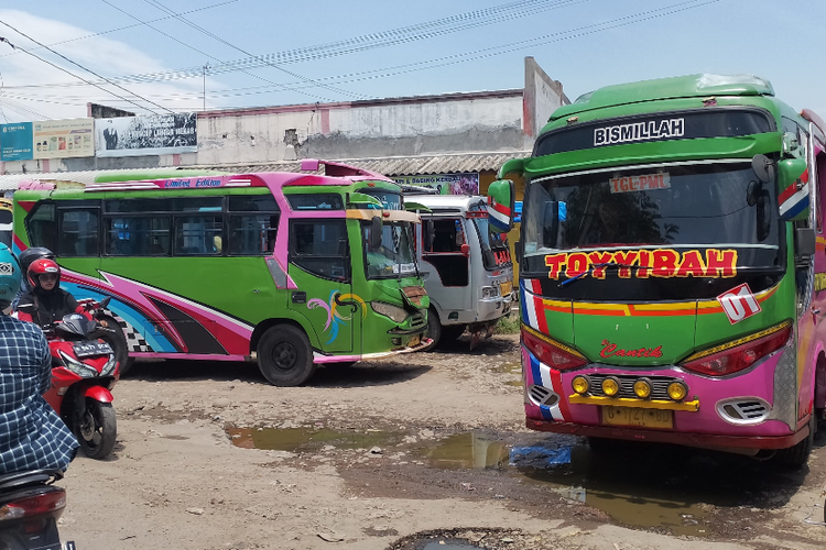 Pangkalan angkutan umum Bis jurusan Pemalang -Tegal di Pasar Pagi Pemalang
