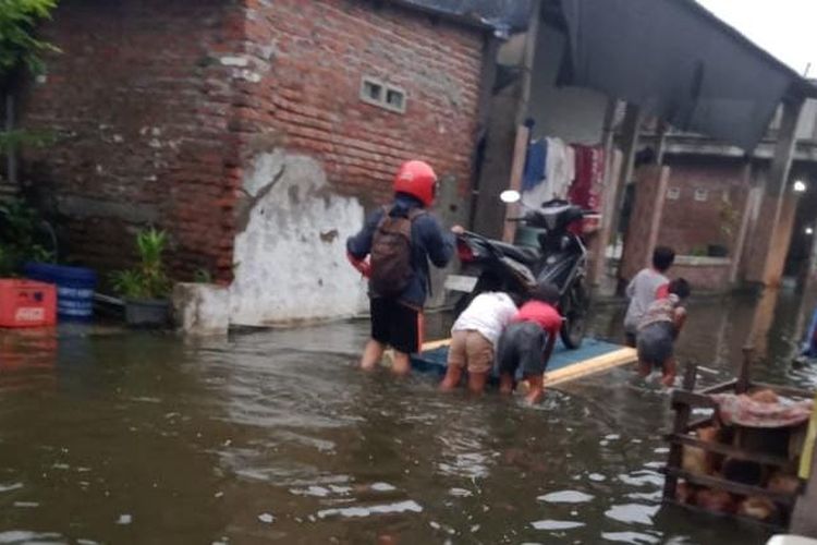 Hujan yang mengguyur wilayah Kabupaten Pasuruan, Jawa Timur masih menyisakan genangan air di 6 desa. Desa terparah yakni di Desa Kedungringin, Kecamatan Beji dengan ketinggian air 70 sentimeter, Kamis (13/11/2025).