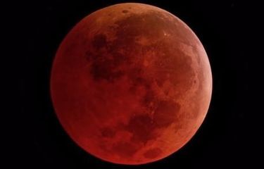 Ilustrasi selama gerhana bulan total, sinar matahari disaring oleh atmosfer bumi dan bulan berwarna oranye. [NASA VIA BBC INDONESIA]