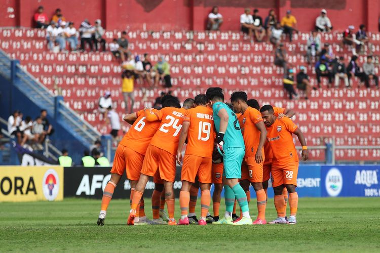 Pemain Borneo FC berdoa bersama sebelum pertandingan pekan ke-1 Liga 1 2023-2024 melawan Persik Kediri yang berakhir dengan skor 1-1 di Stadion Brawijaya Kediri, Senin (3/7/2023) sore. Terkini, Borneo FC mengokohkan posisi mereka di puncak klasemen Liga 1 usai mengalahkan Bali United.