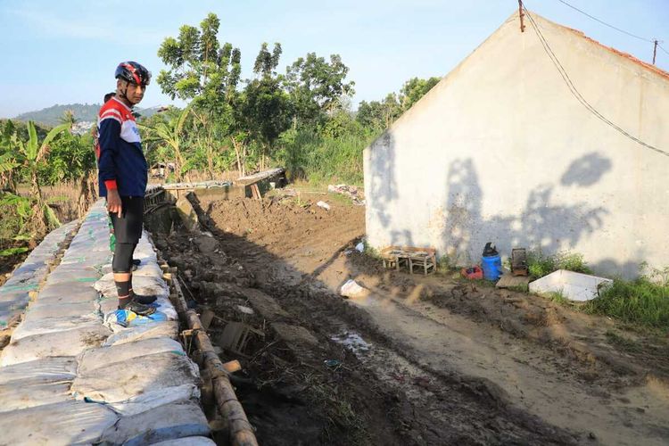 Gubernur Jawa Tengah Ganjar Pranowo mengecek kondisi tanggul sementara di Perumahan Dinar Indah Meteseh, Semarang, Kamis (12/1/2023) pasca banjir bandang sepekan lalu.