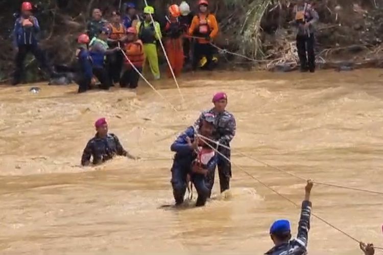 Tim SAR gabungan masih melakukan pencarian satu orang yang hilang terseret arus di Suli Barat, selain itu mereka juga mengevakuasi korban banjir untuk menyeberangi sungai menggunakan flaying fox mengingat arus sungai cukup deras, di Sungai Suli, Kabupaten Luwu, Sulawesi Selatan, Senin (6/5/2024)