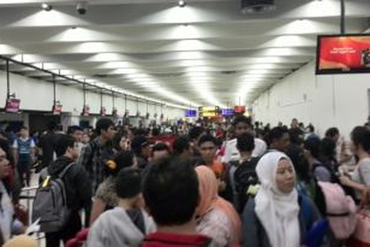 Suasana ruang tunggu penumpang di Bandara Soekarno-Hatta, Cengkareng, Rabu malam (18/2/2015). Penumpang menumpuk akibat delay maskapai Lion Air.
