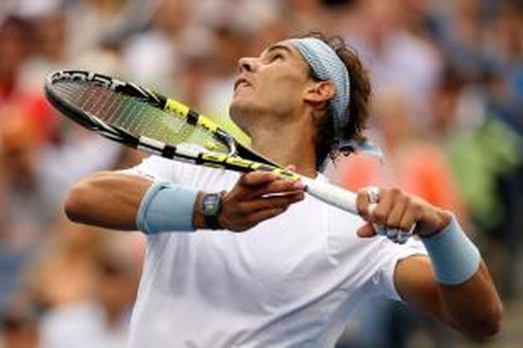 Petenis Spanyol, Rafael Nadal, bersiap melakukan pukulan saat menghadapi Richard Gasquet dari Perancis, pada semifinal US Open yang berlangsung di USTA Billie Jean King National Tennis Center, New York, Sabtu (7/9/2013).