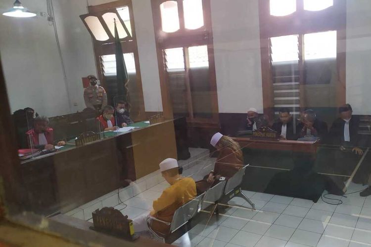 Jaksa Penuntut Umum (JPU) Kejaksaan Tinggi (Kejati) Jawa Barat menuntut Bahar Bin Smith 5 tahun penjara. Jaksa menilai Bahar melakukan tindak pidana menyiarkan berita bohong, dengan sengaja menerbitkan keonaran dalam ceramahnya di Kabupaten Bandung.