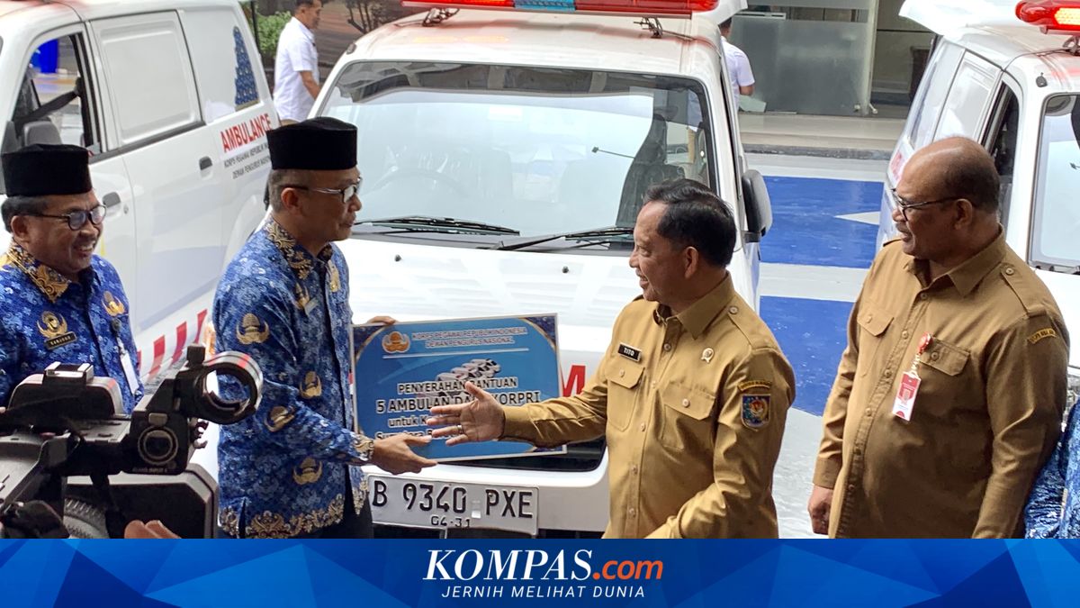 KORPRI Serahkan 5 Ambulans ke Mendagri untuk Bantu Pemulihan Sumatera
