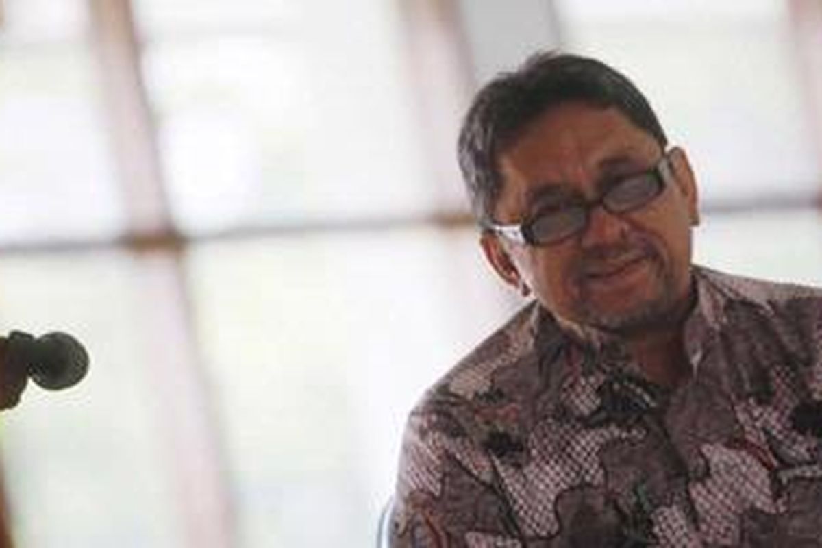 Mantan Dirut PT KA Terdakwa - Mantan Direktur Utama PT Kereta Api Ronny Wahyudi duduk di kursi terdakwa saat mengikuti sidang di Pengadilan Tipikor Jawa Barat, Bandung, Jawa Barat, Senin (21/5/2012). Ronny didakwa kasus korupsi kesalahan pengelolaan dana milik PT KA senilai Rp 100 miliar.  