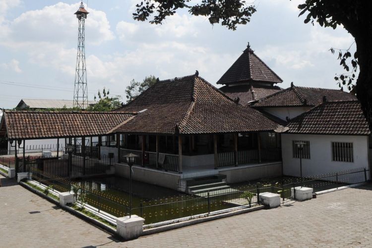 Masjid Pathok Negara Ploso Kuning yang dibangun sekitar tahun 1724 hingga 1792 di Kelurahan Minomartani, Kecamatan Ngaglik, Kabupaten Sleman, DI Yogyakarta, masih berdiri kokoh, Jumat (10/10). Masjid tersebut merupakan satu-satunya masjid pathok negara yang masih terjaga keasliannya.