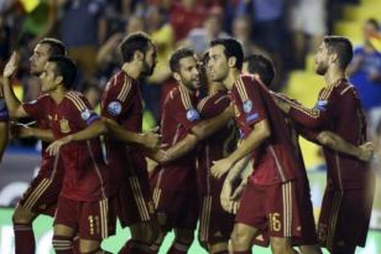 Para pemain Spanyol merayakan gol yang dicetak ke gawang Makedonia dalam laga Kualifikasi Piala Eropa 2016 Grup C di Estadio Ciudad de Valencia, Valencia, Senin (8/9/2014).