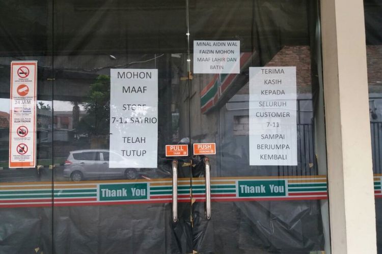 Gerai 7-Eleven di Jl Satrio Jakarta terlihat telah tutup pada Sabtu (24/6/2017), kendati manajemen PT Modern International Tbk mengumumkan gerai akan tutup pada 30 Juni 2017