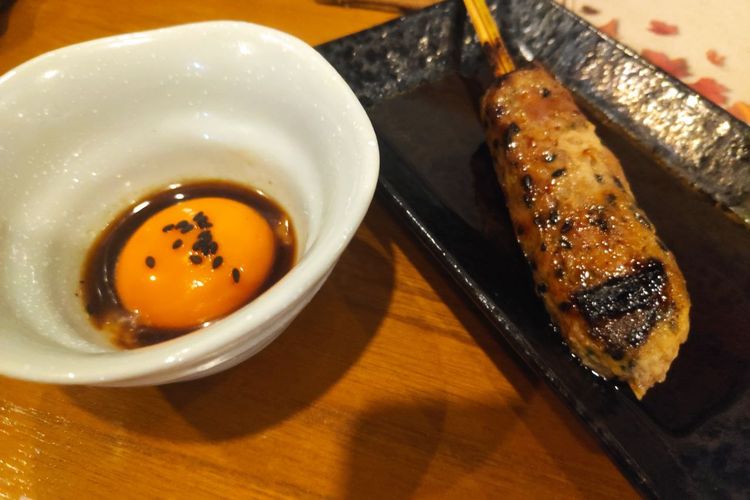 Tsukune Tsukimi Chicken Meatballs with Egg Yolk dari Tori Hachi. 