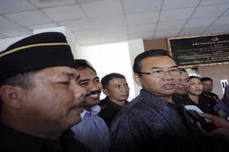 Untung Wiyono mantan Bupati Sragen memenuhi pemanggilan Kejaksaan Tinggi, Jawa Tengah setelah Mahkamah Agung membatalkan vonis bebas yang dijatuhkan Pengadilan Tindak Pidana Korupsi Semarang, Senin (14/1/2013). Untung Wiyono dihukum 7 tahun denda Rp 11 miliar atas tindakan korupsi.

