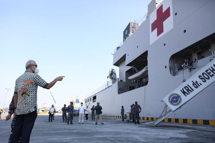 Kapal perang rumah sakit, KRI Dr Soeharso bersandar di Pelabuhan Tanjung Emas, Kota Semarang, Jawa Tengah pada Kamis (28/7/2021).