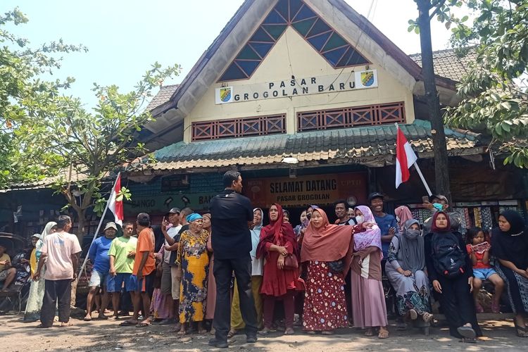 Pedagang dan warga pasar tradisional Grogolan Pekalongan Kota menunggu Presiden Joko Widodo