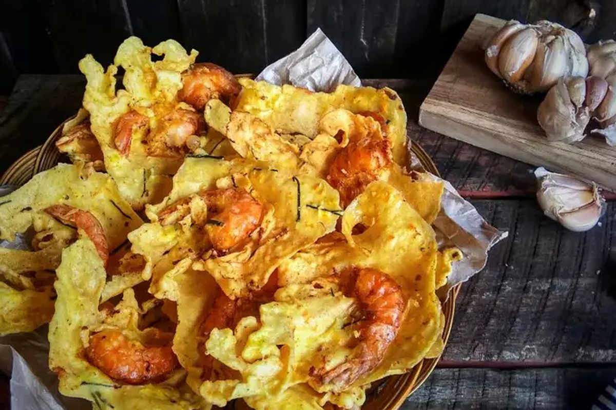 Peyek udang ala rumah makan padang. 