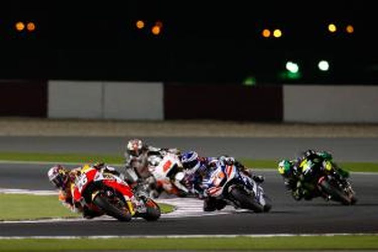 Pebalap Repsol Honda asal Spanyol, Dani Pedrosa (depan), dan beberapa pebalap MotoGP menjalani sesi latihan bebas pertama GP Qatar di Sirkuit Losail, Kamis (26/3/2015).