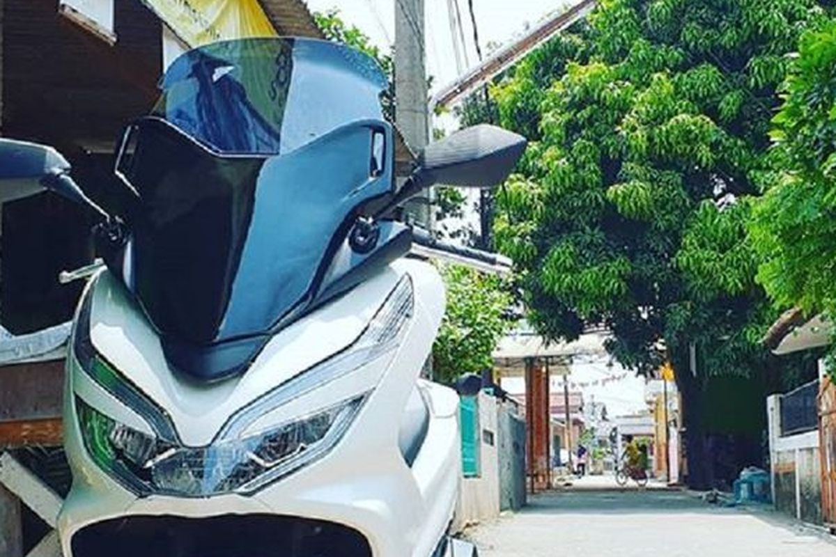 Salah satu Honda PCX dengan windshield aftermarket yang modelnya mirip dengan punya Forza